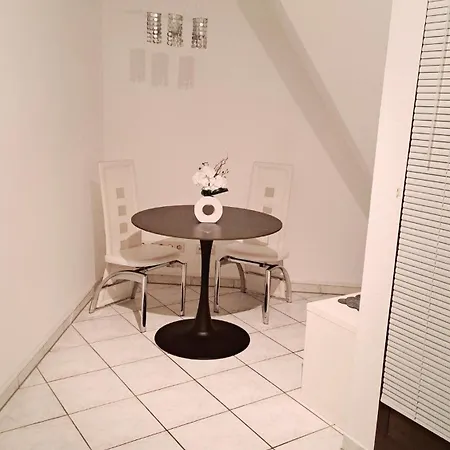 Near Messe Duesseldorf- Airport Rhine Apartament