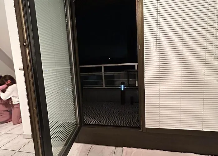 Near Messe Duesseldorf- Airport Rhine Apartament